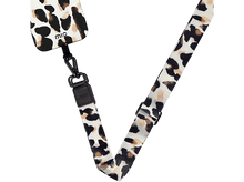 Charger l'image dans la galerie, Coque de téléphone et lanière avec des taches de léopard blanches, noires et bronzées.