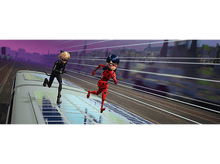 Charger l'image dans la galerie, Miraculous Ladybug et Chat Noir courant sur un wagon, scène d'action, ville en arrière-plan.