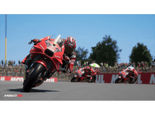 Charger l'image dans la galerie, Une moto rouge qui roule à toute vitesse sur une piste de course avec d'autres motos.