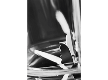 Charger l'image dans la galerie, Gros plan de pinces de service à l'intérieur d'un verre. Les pinces sont argentées et le verre est transparent.