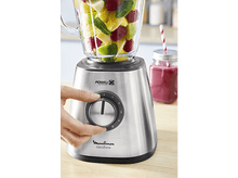 Charger l'image dans la galerie, Une personne utilise un mixeur.