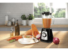 Charger l'image dans la galerie, Un mixeur avec de la soupe, des légumes et de l'huile sur une surface en bois.