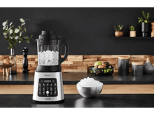 Charger l'image dans la galerie, Mixeur avec glace, bol de glace et fond de cuisine.
