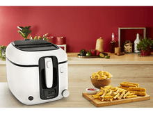 Charger l'image dans la galerie, Friteuse blanche avec des aliments. Frites, oignons rings et pépites de poulet sont affichés.