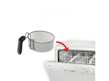Charger l'image dans la galerie, Un panier de friteuse à côté d'un lave-vaisselle avec une flèche pointant vers les emplacements du panier du lave-vaisselle.