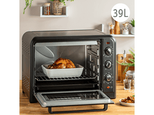 Charger l'image dans la galerie, Four noir avec porte ouverte, poulet rôti dans plat blanc à l'intérieur.