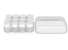 Charger l'image dans la galerie, Un ensemble de bocaux avec des couvercles blancs et un récipient en plastique transparent sur une surface blanche.
