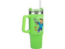 Charger l'image dans la galerie, Gobelet Minecraft vert, graphique Steve avec épée, paille, poignée verte, fond blanc.