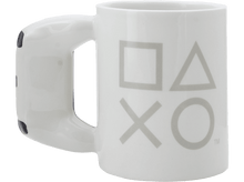 Charger l'image dans la galerie, Une tasse blanche avec une poignée de manette PlayStation et des symboles PlayStation sur le côté.