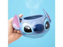 Charger l'image dans la galerie, Mug Stitch en main, vapeur s'élevant, fond bleu.