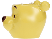 Charger l'image dans la galerie, Mug jaune en forme de Winnie l'Ourson. Il a un nez rouge et deux oreilles. Fond blanc.