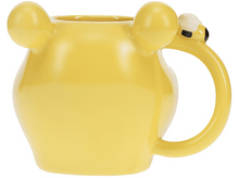 Charger l'image dans la galerie, Mug jaune Winnie l'Ourson avec une abeille sur la poignée. Il a deux oreilles.