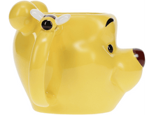 Charger l'image dans la galerie, Mug Winnie l'Ourson jaune avec une abeille sur la poignée. Fond blanc.