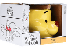 Charger l'image dans la galerie, Un mug Winnie l'ourson dans une boîte. Le mug est jaune avec un visage de Pooh. La boîte est blanche et marron.