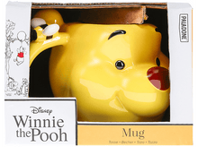 Charger l'image dans la galerie, Mug Winnie l'Ourson dans une boîte. Le mug est jaune avec le visage de Pooh. La boîte a des images de Pooh.