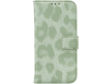 Charger l'image dans la galerie, Un étui de téléphone vert clair avec un motif léopard, fermé par une fermeture magnétique.