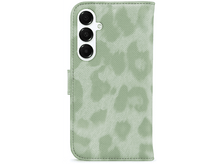 Charger l'image dans la galerie, Étui de téléphone vert avec motif léopard, ouvert, montrant le téléphone et les objectifs de l'appareil photo.