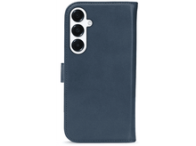 Charger l'image dans la galerie, Étui de téléphone bleu avec triple caméra, fermé, avec fermeture magnétique.