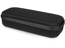 Charger l'image dans la galerie, Un étui noir zippé, rectangulaire, avec une texture lisse. Il est fermé.