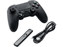 Charger l'image dans la galerie, Manette PS4 noire avec accessoire noir et câble USB sur fond blanc.
