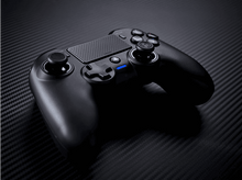 Charger l'image dans la galerie, Manette noire sur surface sombre. Avec boutons et joysticks.