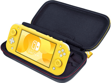 Charger l'image dans la galerie, Console Nintendo Switch Lite jaune à l'intérieur d'un étui noir. L'écran affiche le logo Nintendo.