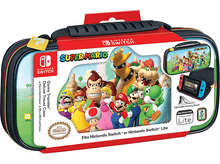 Charger l'image dans la galerie, Étui de voyage pour Nintendo Switch, avec un design Super Mario. Les personnages entourent l'étui.