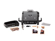 Charger l'image dans la galerie, Un grill Ninja, des accessoires et des granulés de bois sont sur une surface blanche, prêts pour griller.