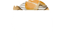 Charger l'image dans la galerie, Gril avec nourriture, burgers, oignons, et un homme préparant de la nourriture sur une table en bois.