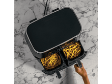 Charger l'image dans la galerie, Friteuse à air, vue de dessus, avec des frites dans les paniers.