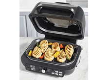 Charger l'image dans la galerie, Un grill noir avec du poulet cuit et des poivrons à l'intérieur, couvercle ouvert.