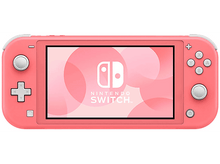 Charger l'image dans la galerie, Nintendo Switch Lite rose. L'écran affiche le jeu. Boutons et commandes visibles. Fond blanc.