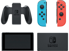 Charger l'image dans la galerie, Ensemble Nintendo Switch : Tablette, manettes et poignée. Disposé sur une surface blanche.