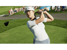 Charger l'image dans la galerie, Une femme en chemise blanche balance un club de golf sur un parcours vert, avec des spectateurs.