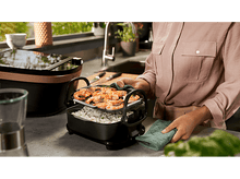 Charger l'image dans la galerie, Personne grillant des crevettes. Cadre de cuisine avec préparation d'aliments et ustensiles.