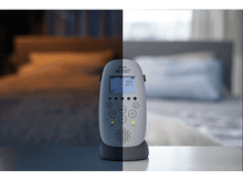 Charger l'image dans la galerie, Babyphone sur une table dans une chambre. L'écran affiche la température.