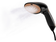 Charger l'image dans la galerie, Un défroisseur à main noir et cuivré émet de la vapeur. Le fond est blanc.