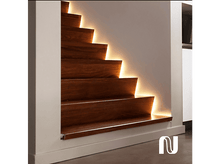Charger l'image dans la galerie, Escalier en bois avec éclairage led sur les côtés. Mur blanc sur le côté.