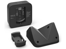 Charger l'image dans la galerie, Un capteur extérieur Philips Hue noir avec un support de montage et un support séparé. L'arrière du capteur est visible.