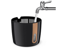 Charger l'image dans la galerie, L'eau coule d'un robinet chromé dans un récipient noir.