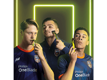 Charger l'image dans la galerie, Trois hommes utilisant des tondeuses. Lumière jaune. Ils portent des maillots.