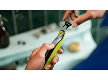 Charger l'image dans la galerie, Les mains d'une personne changent une tête de rasoir. Le rasoir est noir et vert citron.