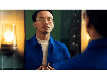 Charger l'image dans la galerie, Homme en veste bleue se regardant dans un miroir. Il porte des lunettes et une moustache.