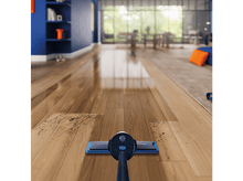 Charger l'image dans la galerie, Serpillère nettoyant un sol en bois. Murs bleus et accents orange en arrière-plan.