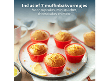 Charger l'image dans la galerie, Six muffins dans des tasses rouges sur une assiette, avec des tranches de citron. Le texte en haut dit : Incl. 7 moules à muffins.