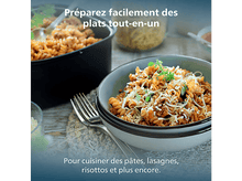 Charger l'image dans la galerie, Un bol de pâtes avec de la viande et du fromage est sur une table. La scène comprend également un pot de pâtes, une fourchette et du texte.