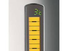 Charger l'image dans la galerie, Gros plan d'un écran de thermomètre numérique affichant 3 degrés Celsius. Échelle jaune en dessous.