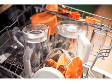 Charger l'image dans la galerie, Intérieur de lave-vaisselle avec des pièces en plastique orange et transparent. Pots, couvercles et autres pièces d'ustensiles de cuisine.