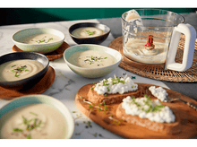 Charger l'image dans la galerie, Soupe dans des bols, avec du pain et un robot culinaire.