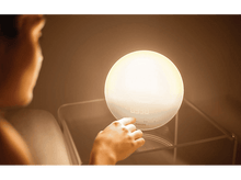 Charger l'image dans la galerie, Une personne interagissant avec un réveil de lever de soleil blanc.
